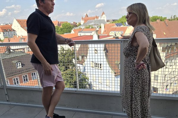 Blick vom neuen Kulturrathaus auf Ingolstadt: Sabine Weigand mit Entwickler Werner Rupp.