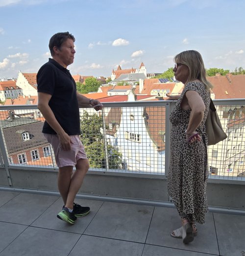 Blick vom neuen Kulturrathaus auf Ingolstadt: Sabine Weigand mit Entwickler Werner Rupp.