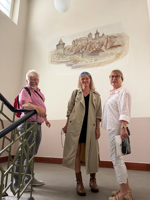 DRie Leute im Hausflur
