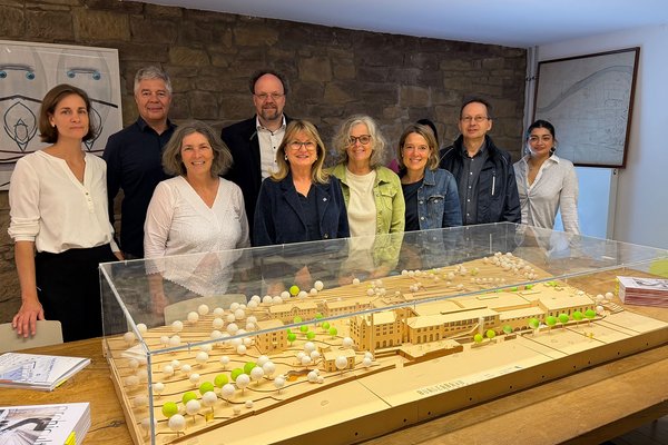 Architektin Manuela Breunig (li.) erklärt  Sabine Weigand (Mitte), ihren Landtagskollegen Kerstin Celina (3.v.li.) und Patrick Friedl (4.v.li.) das Modell des Bürgerbräus. Gunther Schunk (2.v.li.) vertrat die Kleinkunstbühne Keller Z87. Die Kreisrätinnen Christina Feiler (4.v.re.)und Jessica Hecht (3.v.re.)sowie Stadtrat Manfred Dürr vertraten die lokale Grüne Politik. 