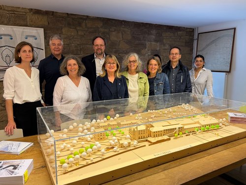 Architektin Manuela Breunig (li.) erklärt  Sabine Weigand (Mitte), ihren Landtagskollegen Kerstin Celina (3.v.li.) und Patrick Friedl (4.v.li.) das Modell des Bürgerbräus. Gunther Schunk (2.v.li.) vertrat die Kleinkunstbühne Keller Z87. Die Kreisrätinnen Christina Feiler (4.v.re.)und Jessica Hecht (3.v.re.)sowie Stadtrat Manfred Dürr vertraten die lokale Grüne Politik. 