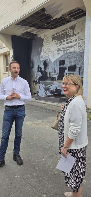 1. Bürgermeister Robert Bosch mit Sabine Weigand vor der Spinnerei.